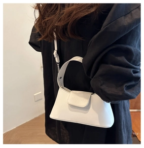 Vue détaillée d'un sac à main trapèze en cuir PU blanc avec le logo FANYISSA