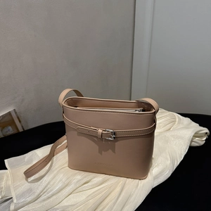 Elegante borsa a secchiello in pelle beige martellata con fibbia argento e tasca interna