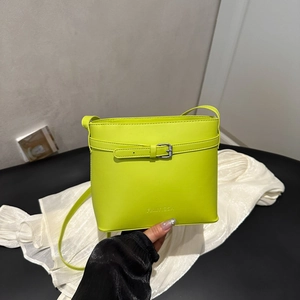 Vivace borsa a secchiello verde lime in pelle martellata con tracolla regolabile casual