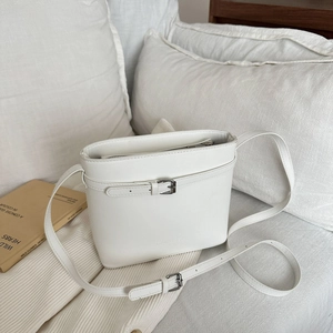 Borsa a secchiello minimalista in pelle bianca con trama litchi e fibbia argentata