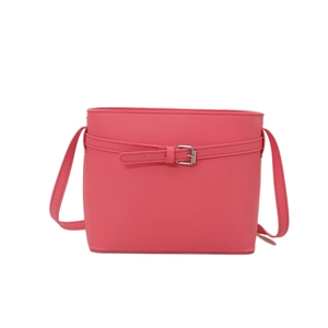 Secchiello magenta con motivo litchi e cinturino in pelle con fibbia in metallo