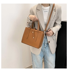 Sac à main en cuir marron avec un blazer beige pour un look de bureau élégant et moderne