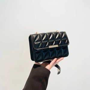 Sac à Épaule Matelassé en Cuir PU pour Femmes Minimaliste Urbain Petit Sac Carré avec Bandoulière en Chaîne Métallique