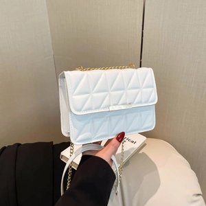Sac bandoulière blanc matelassé avec chaîne dorée et coutures triangulaires chic