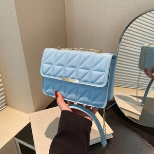 Sac bandoulière bleu clair matelassé avec chaîne dorée et fermoir en décor de style de vie