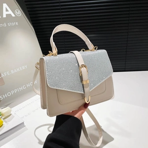 Cremeweiße Handtasche aus Leder mit glitzernder Strassklappe und goldenem Verschluss