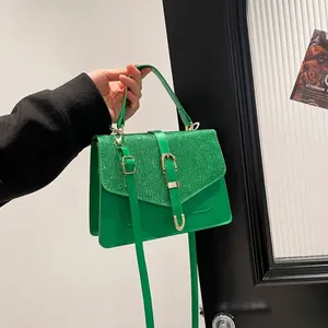 Schicke grüne Paillettenhandtasche für Damen mit verstellbarem Gurt und Goldakzenten