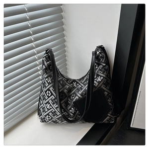 Vue détaillée du motif jacquard argent et noir sur un sac à bandoulière hobo