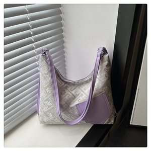 Détail du sac hobo lilas en tissu jacquard texturé avec des motifs floraux vintage