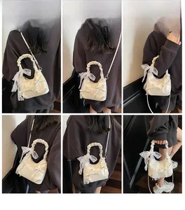 Vues détaillées du sac à main plissé beige avec nœud en dentelle et bandoulière