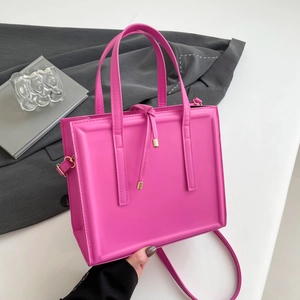 Sac cabas fuchsia à grande capacité avec cordon de serrage et détails dorés