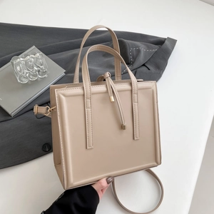 Sac fourre-tout beige minimaliste avec détails dorés et doubles poignées pour femme