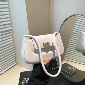 Sac sous le bras en similicuir blanc crème avec fermoir magnétique en forme de cœur doré