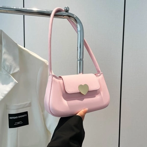 Sac sous le bras en cuir PU rose avec une grande boucle cœur dorée et bandoulière assortie