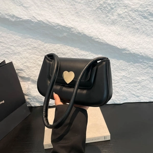 Sac sous le bras noir chic avec boucle coeur dorée et fines doubles bandoulières