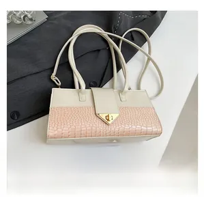 Vue de dessus d'un sac à bandoulière bicolore chic avec texture croco et fermoir doré