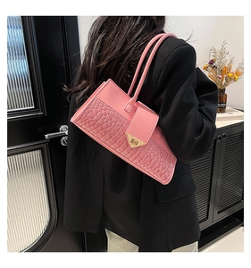 Vue détaillée arrière du sac à main rose gaufré crocodile avec boucle dorée et texture chic