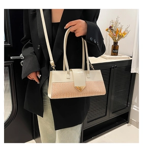 Détail du sac à main bicolore beige et rose à motif crocodile et fermoir doré chic