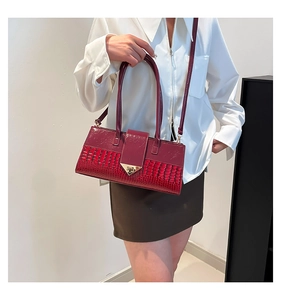 Sac cabas bordeaux à motif crocodile chic avec boucle dorée et bandoulière