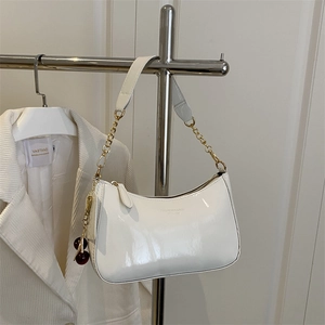Sac hobo blanc en similicuir avec chaîne dorée et détail de breloque cerise rouge