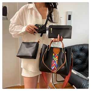 Detail von 4-teiligem schwarzem Leder-Handtaschen-Set mit gemustertem Gurt und Goldzipper