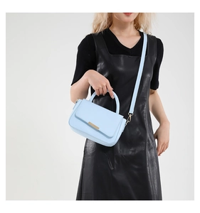 Γαλάζια τσάντα από συνθετικό δέρμα με χρυσή μεταλλική μπάρα και ρυθμιζόμενο λουράκι