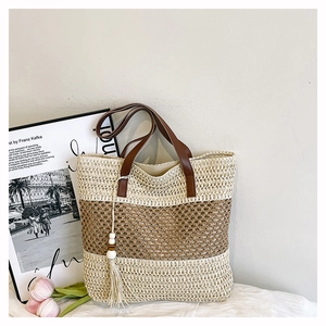 Détail du sac cabas tissé avec poignées en cuir et gland en perles blanches