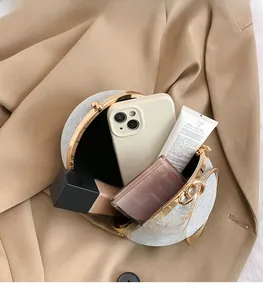 Capacité interne de la pochette à paillettes blanches avec espace pour maquillage