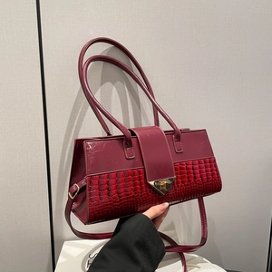 Sac à main bordeaux à motif crocodile avec fermoir doré en V et bandoulière amovible