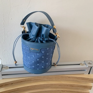 Sac seau bleu avec cordon de serrage, broderie à pois et poignée supérieure en cuir