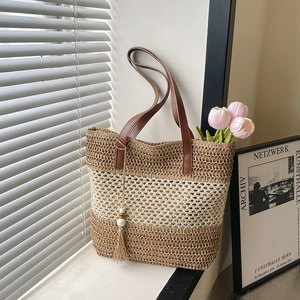 Sac fourre-tout en paille tissée bicolore avec bandoulières en cuir marron