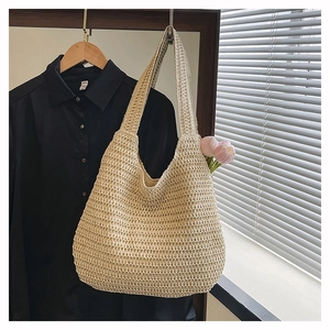 Détail d'un sac à bandoulière en paille tressée à la main avec motif ajouré élégant hobo