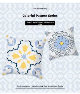 Détail de la housse de coussin en velours peau de pêche aux motifs nordiques colorés