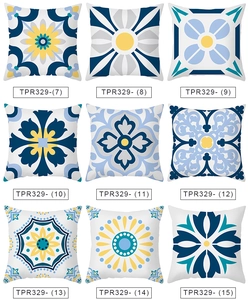 Détail de housses de coussin à motifs mandalas géométriques en bleu marine et jaune