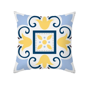 Housse de coussin en peau de pêche aux motifs de carreaux bleus et jaunes