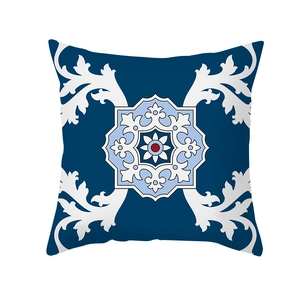 Bunter geometrischer Kissenbezug aus Pfirsichhaut mit marineblauem Mandala-Muster