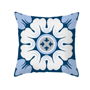 Quadratischer Kissenbezug mit blauem geometrischem Mittelmeer-Fliesenmuster aus Pfirsichhaut