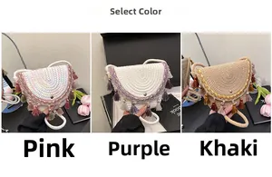 Vue détaillée de sacs besaces tissés avec des franges en rose, violet et tons kaki