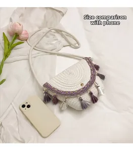 Détail du sac tressé avec pompons colorés et guide de comparaison de taille de téléphone