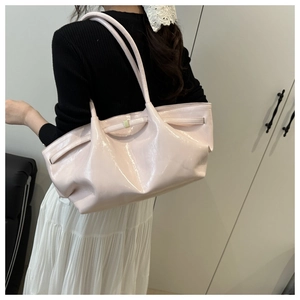 Nahaufnahme der hellrosa Lackleder-Tote Bag mit gefalteten Seiten und Glanzeffekt