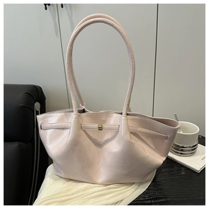Detailansicht der hellrosa Plissee-Einkaufstasche mit Lackfinish und goldener Metallschnalle