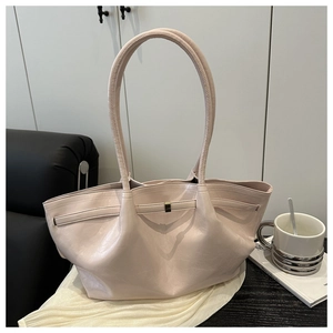 Detailansicht der großen weichen Falten-Tasche mit dünnen Riemen und Metallschnalle