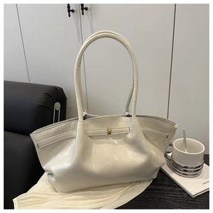 Details der cremeweißen Falten-Leder-Einkaufstasche mit eleganter goldener Metallschnalle
