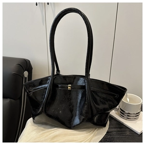 Details der glänzenden Lackledertasche mit Faltenoptik und eleganter Goldmetallschnalle