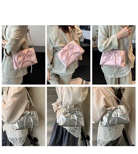 Sacs à bandoulière style ballet rose et argent avec grands nœuds et chaîne en métal