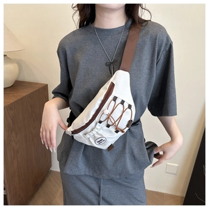 Détails du sac de poitrine blanc élégant avec sangles marron et cordon élastique décoratif