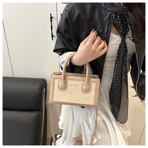 Détail du sac bandoulière en toile et cuir avec logo vintage Aiwity 1986 et poignée