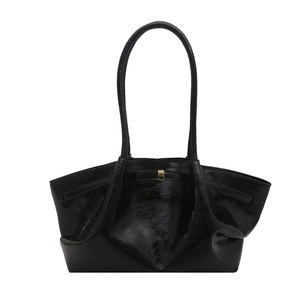 Minimalistische große schwarze Shopper Tasche aus glänzendem Faltenleder mit Golddekor