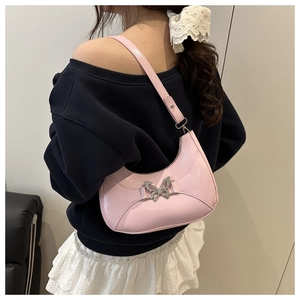 Vue détaillée du sac hobo rose avec un papillon argenté et un style esthétique Y2K