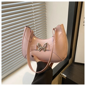 Détail du sac hobo rose avec boucle papillon argentée et texture en similicuir grainé